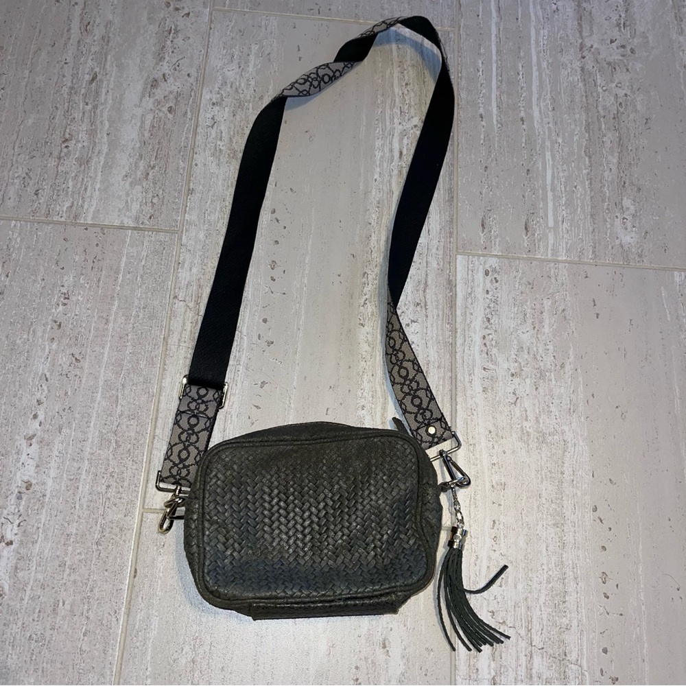 Elegant Olive Green Woven Crossbody Camera Bag with Baroque Strap - Picture 8 of 9